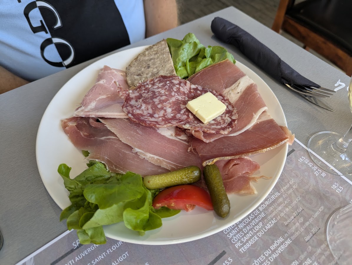 Assiette de charcuterie servie sur le set de table du Gallia