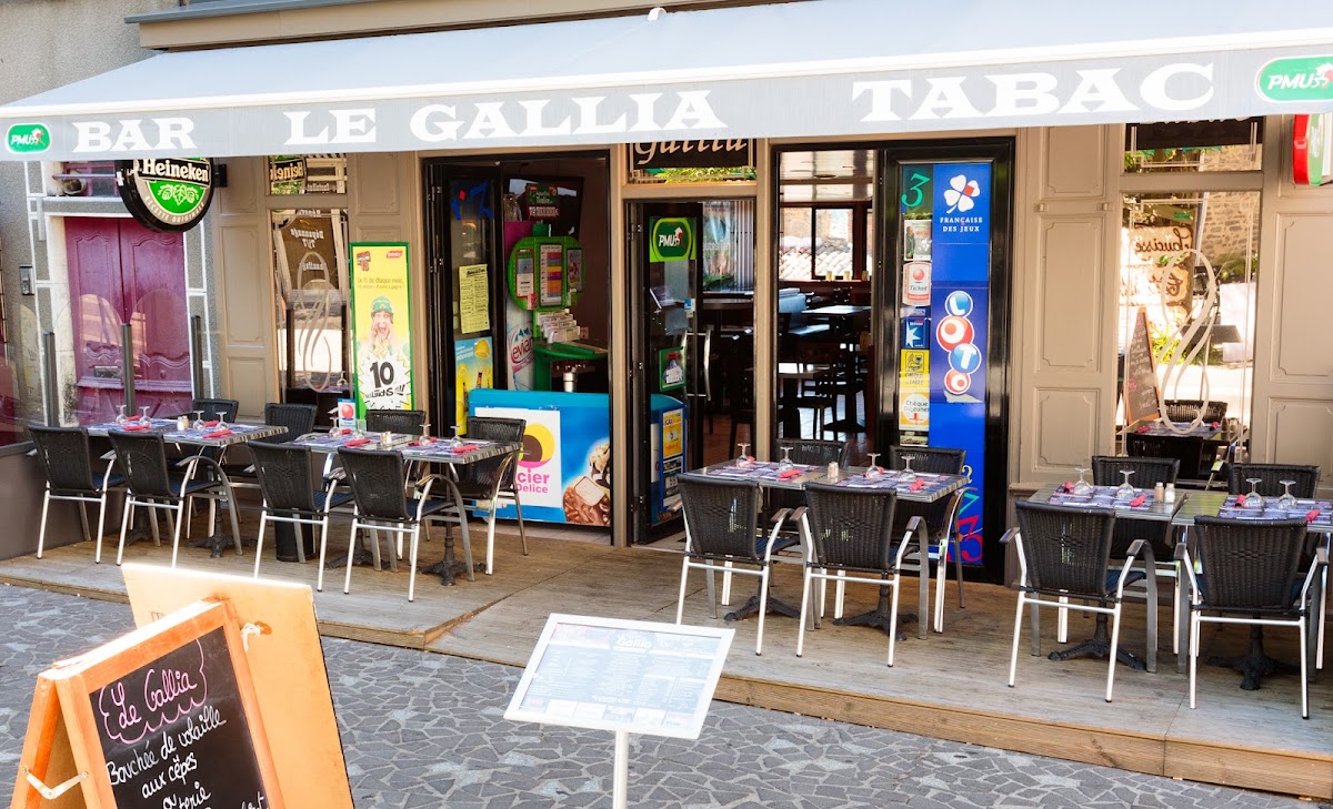 La devanture du Gallia, bar brasserie tabac, et sa terrasse rue des Lacs à Saint-Flour