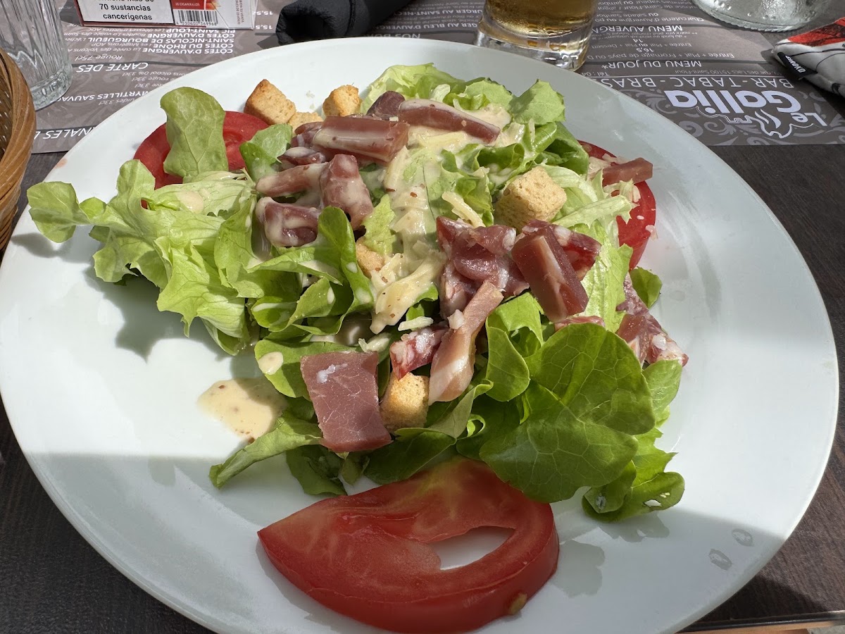 Grande salade composée servie en terrasse