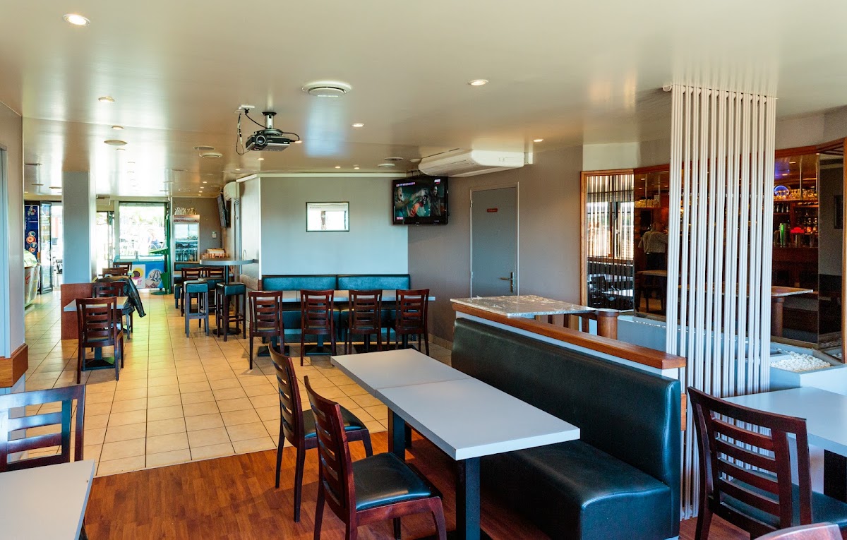 La salle de la brasserie, banquettes et comptoir